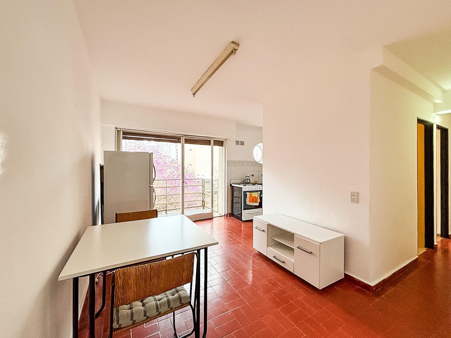 Foto de VENTA – Departamento de 2 dormitorios al frente con balcón. Zona Av, imagen 1