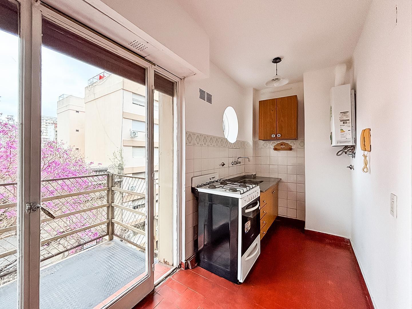 Foto de VENTA – Departamento de 2 dormitorios al frente con balcón. Zona Av, imagen 4