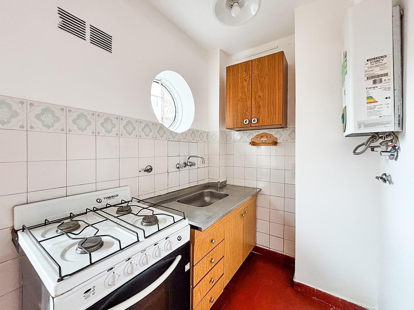 Foto de VENTA – Departamento de 2 dormitorios al frente con balcón. Zona Av, imagen 3