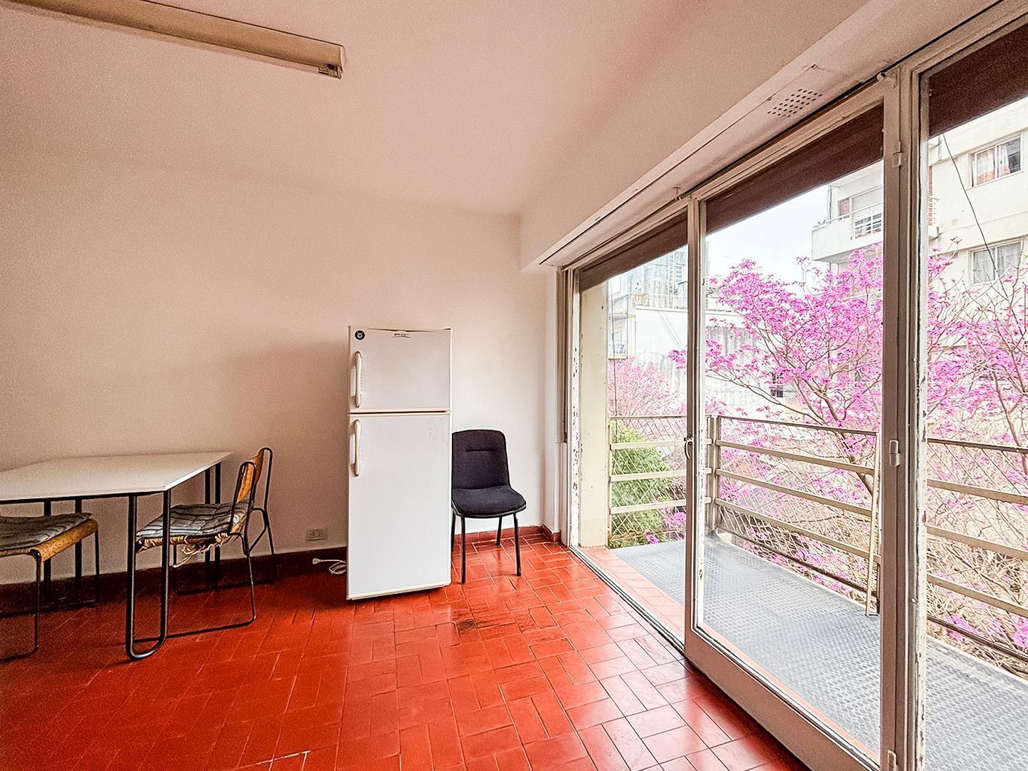 Foto de VENTA – Departamento de 2 dormitorios al frente con balcón. Zona Av, imagen 5