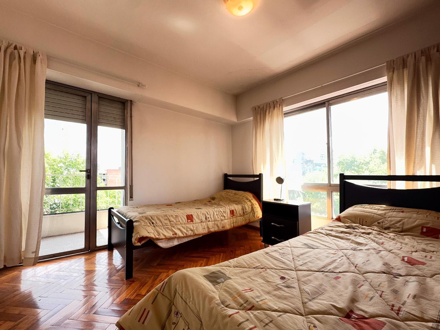 Foto de VENTA/ PERMUTA- Departamento de 3 dormitorios con balcones sobre Bv, imagen 5