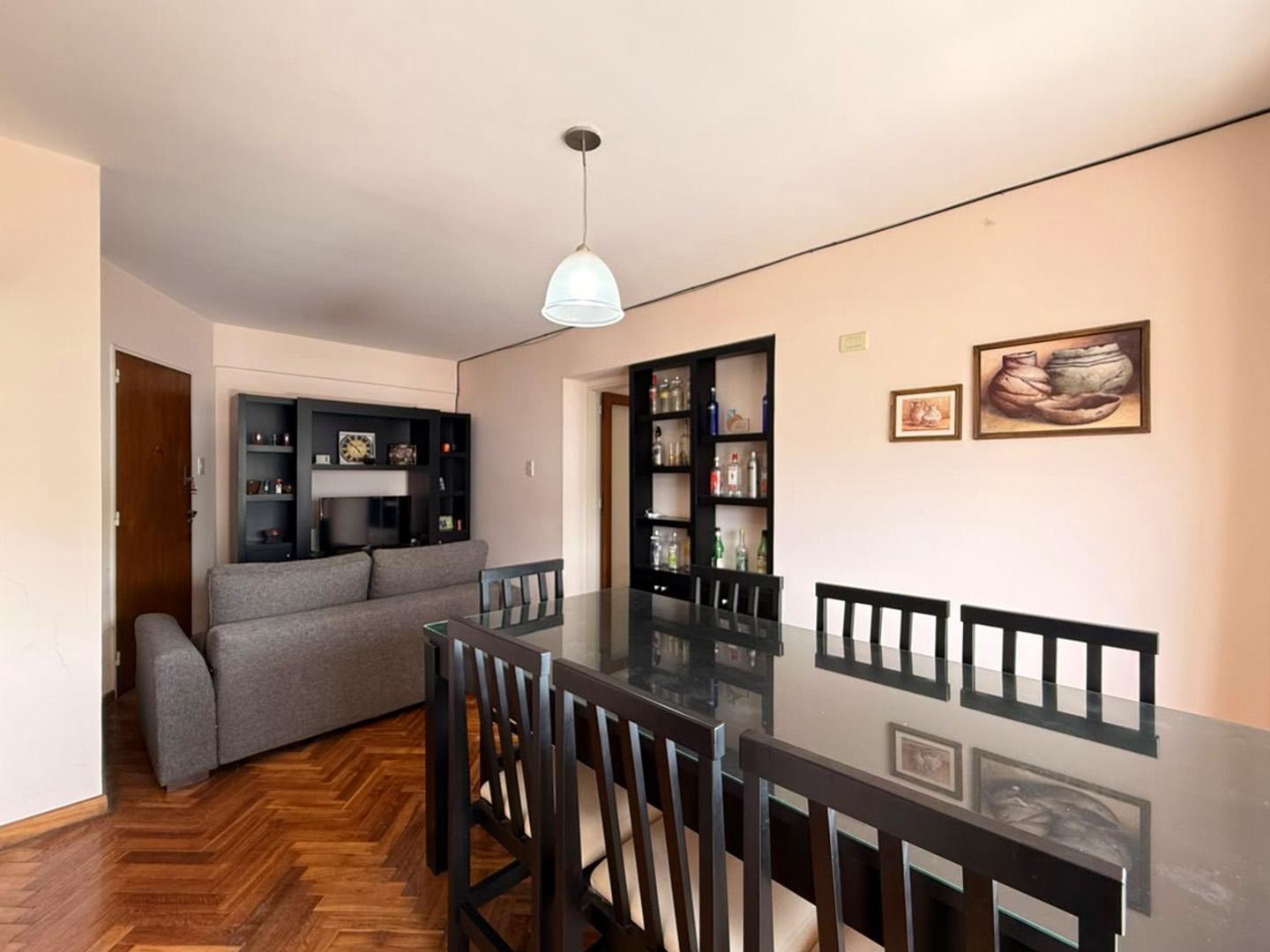 Foto de VENTA/ PERMUTA- Departamento de 3 dormitorios con balcones sobre Bv, imagen 3