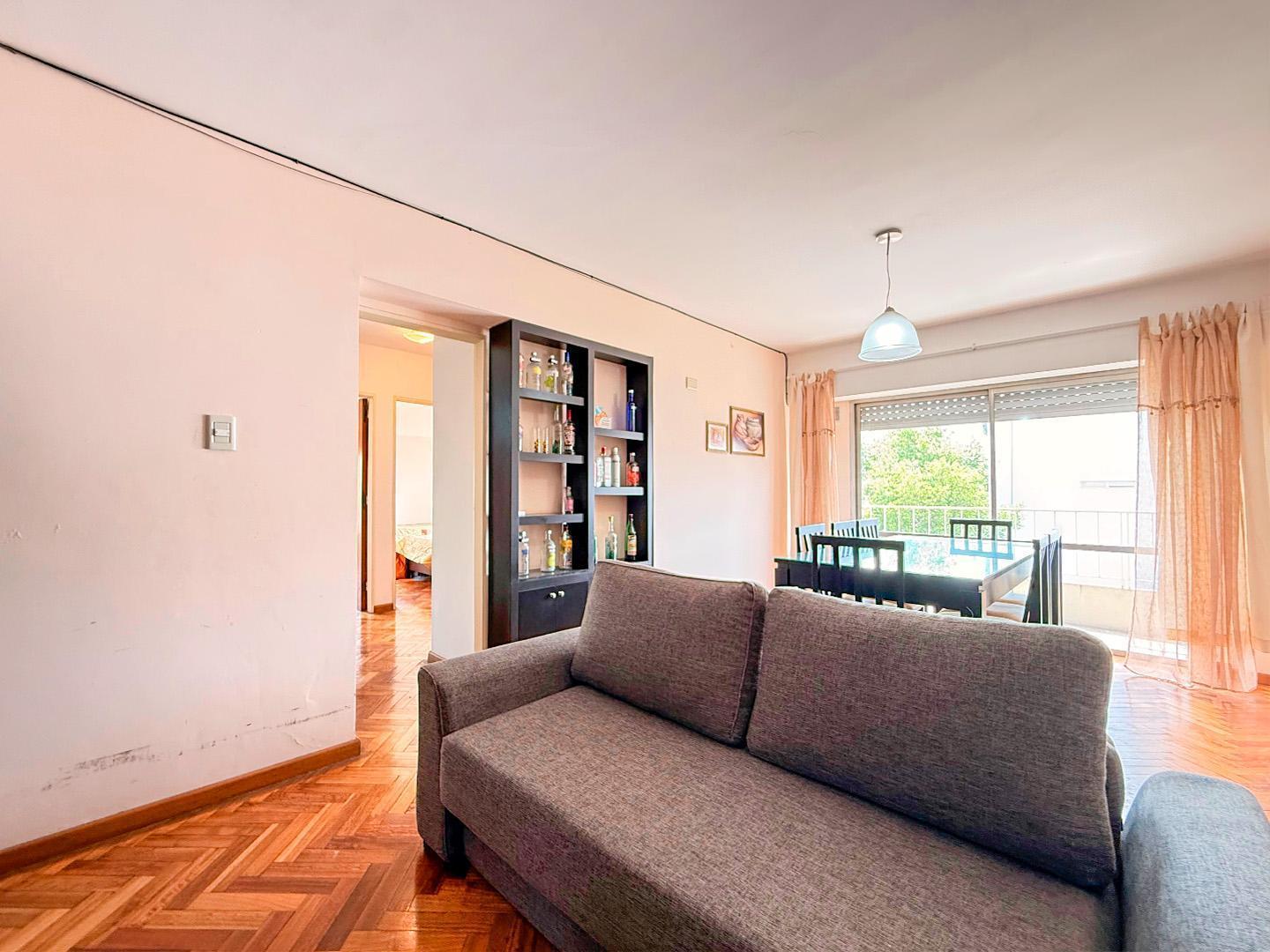 Foto de VENTA/ PERMUTA- Departamento de 3 dormitorios con balcones sobre Bv, imagen 1