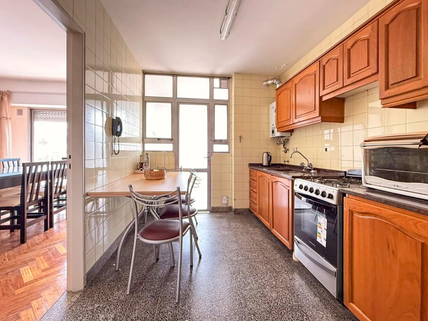 Foto de VENTA/ PERMUTA- Departamento de 3 dormitorios con balcones sobre Bv, imagen 4