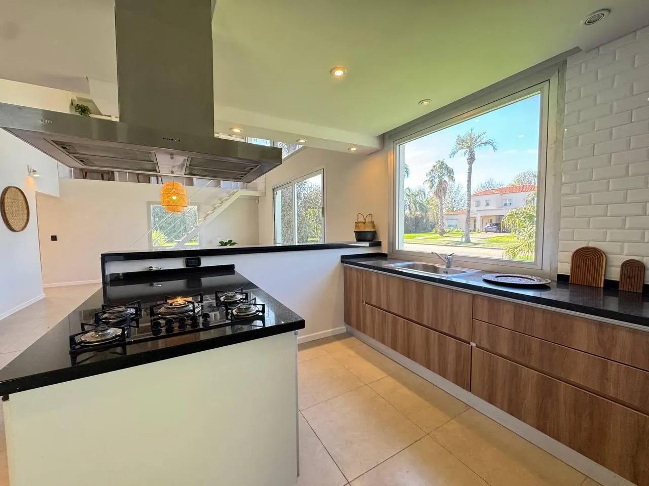 Foto de Venta/Permuta - Casa 3 dormitorios, cochera, parque y piscina en, imagen 3