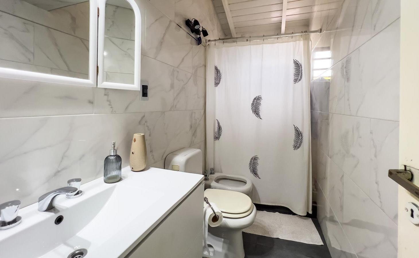 Foto de VENTA/PERMUTA: Casa al frente 2 dormitorios, cochera y patio. APTA, imagen 2