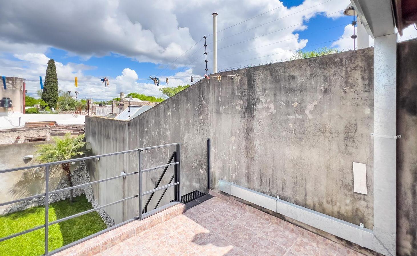 Foto de VENTA/PERMUTA: Casa al frente 2 dormitorios, cochera y patio. APTA, imagen 3