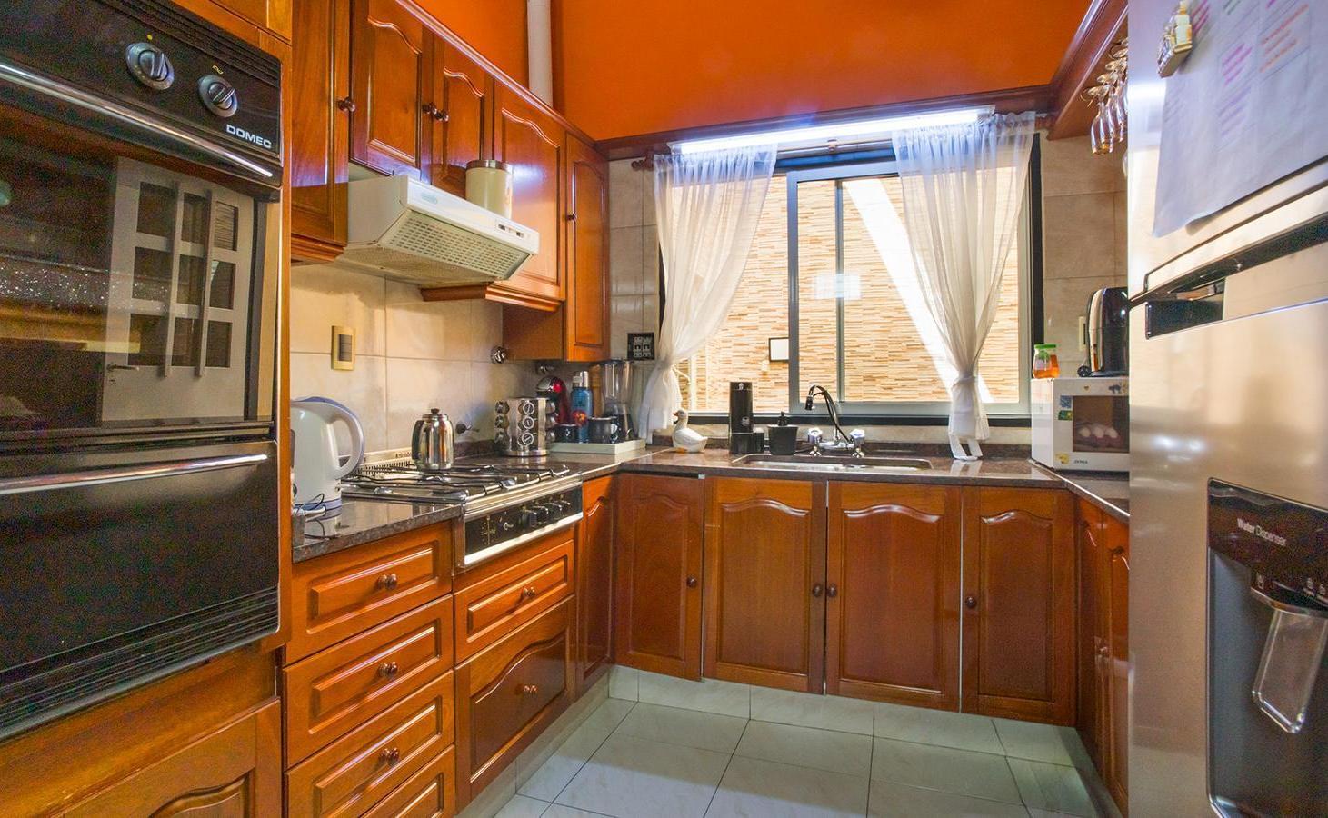 Foto de VENTA/PERMUTA: Casa al frente 2 dormitorios, cochera y patio. APTA, imagen 4