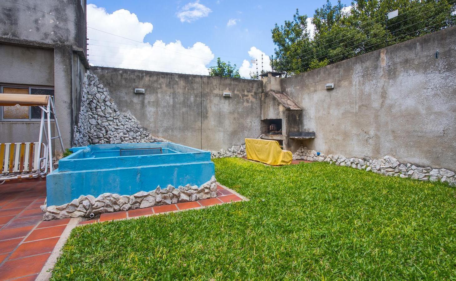 Foto de VENTA/PERMUTA: Casa al frente 2 dormitorios, cochera y patio. APTA, imagen 1