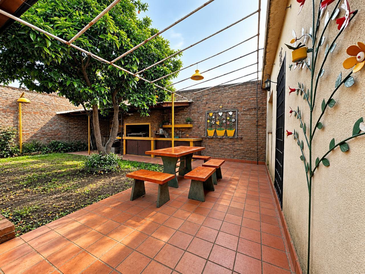 Foto de VENTA / PERMUTA Casa con patio y cochera. Villa Gdor Gálvez, imagen 1