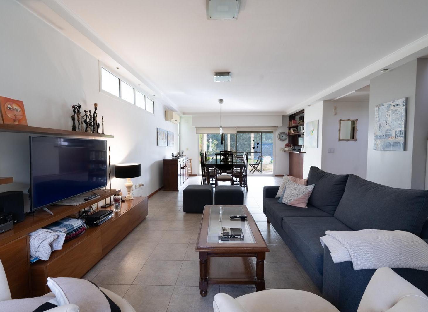 Foto de VENTA - Casa de 4 dormitorios con pileta. Funes, imagen 3