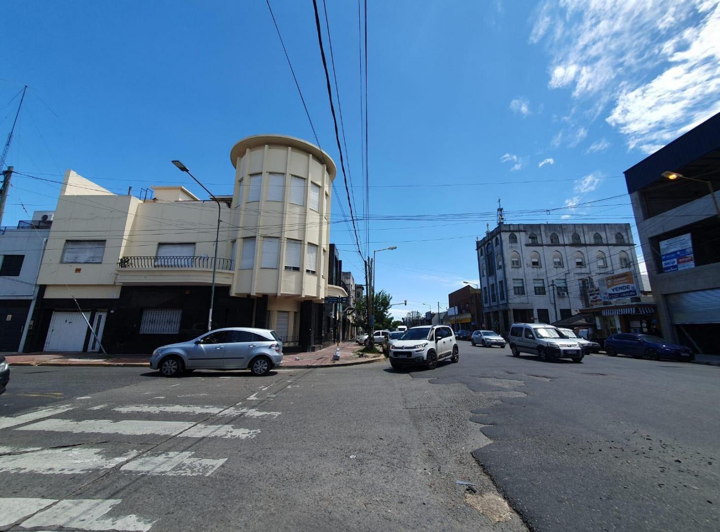 Propiedad comercial en  esquina estratégica de Villa Lynch