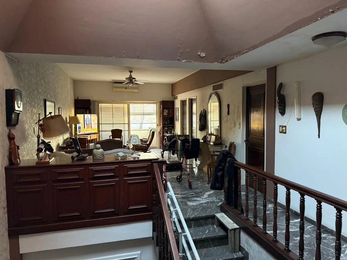 CASA( P.H) EN P.A CON ESCALERA AUTOMATIZADA Y GARAGE EN P.B -ESCUCHA OFERTA 5