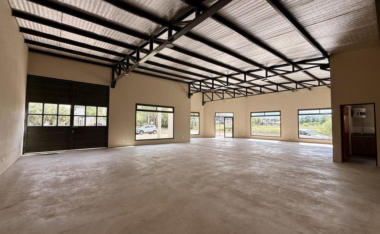 Foto de Local comercial en alquiler en esquina con cocina y dos baños – Colonia, imagen 2
