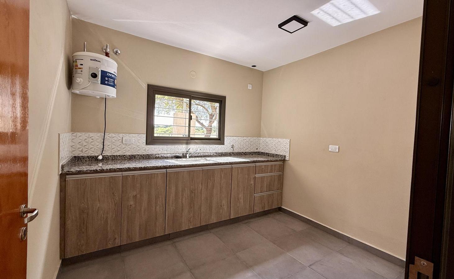 Foto de Local comercial en alquiler en esquina con cocina y dos baños – Colonia, imagen 3