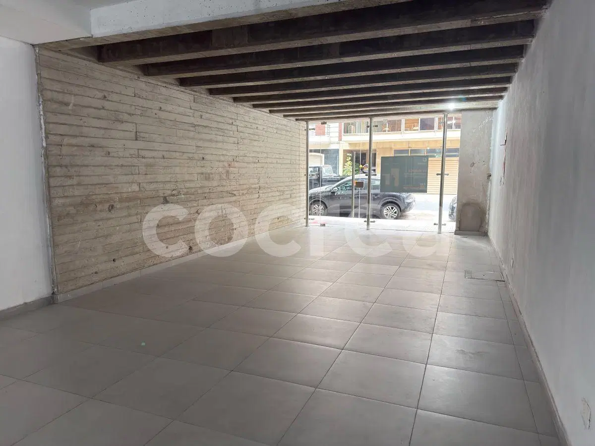 Amplio local comercial de 175 m² con patio y subsuelo con diseño contemporáneo 4