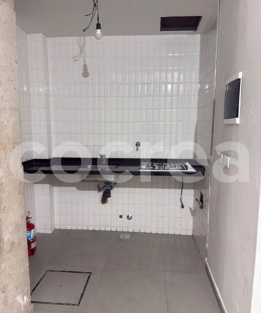 Amplio local comercial de 175 m² con patio y subsuelo con diseño contemporáneo 3