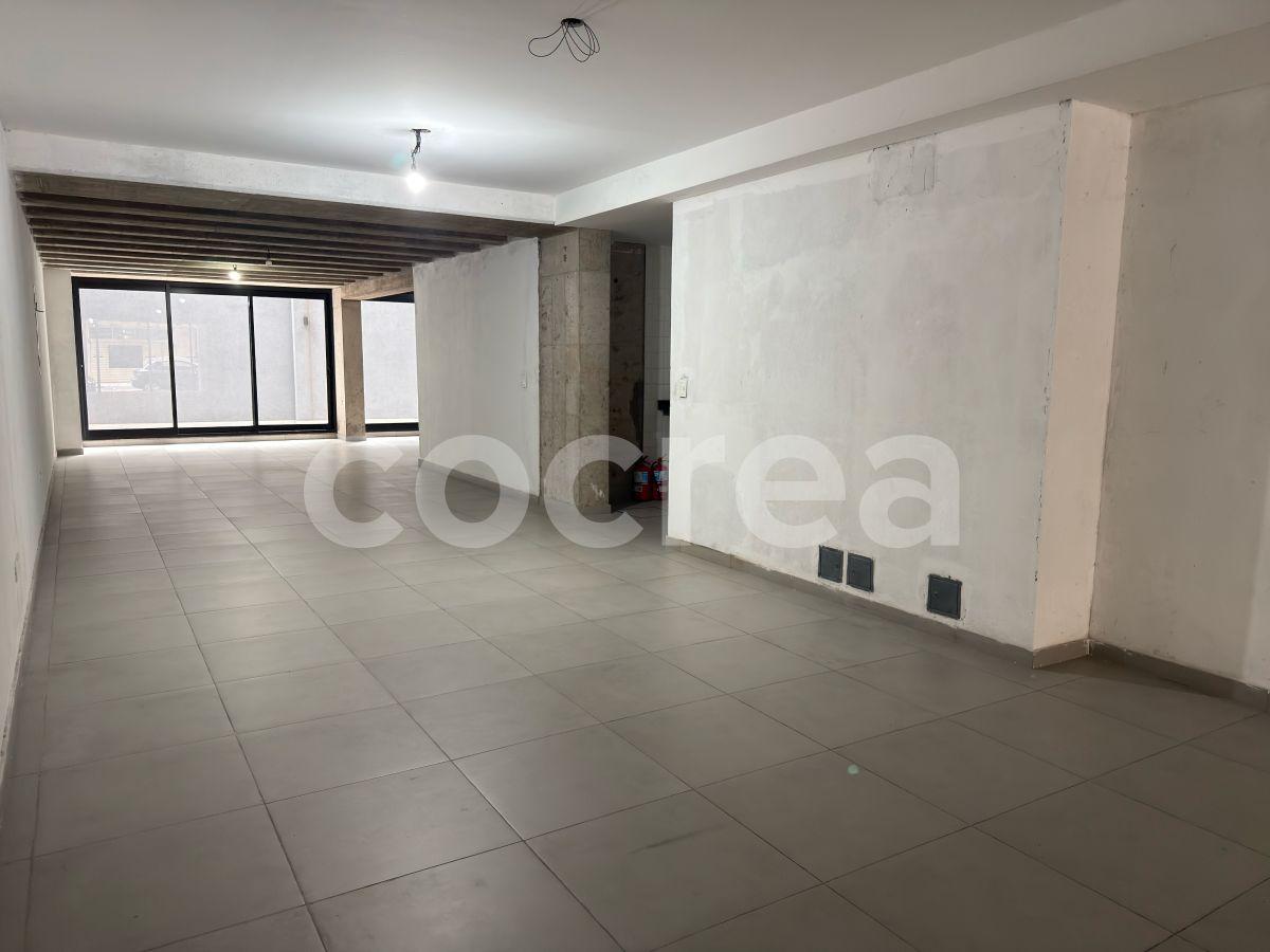 Foto de Amplio local comercial de 175 m² con patio y subsuelo con diseño, imagen 2