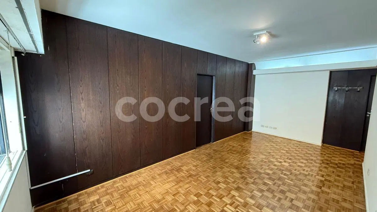 Amplio 4 Ambientes con Cochera en Av. Santa Fe - Oportunidad consultorio o uso profesional 2