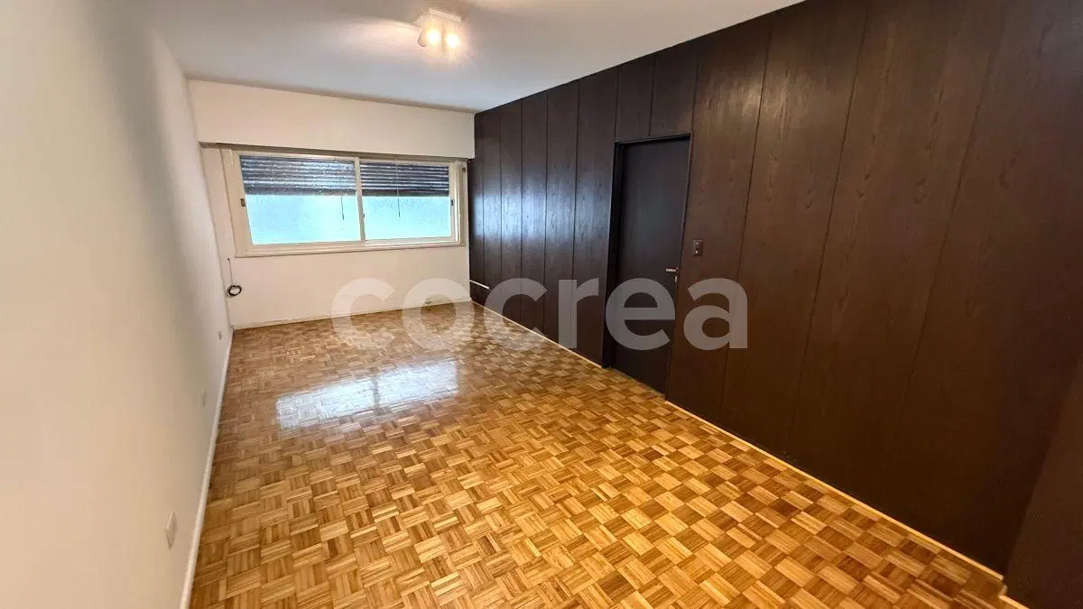 Amplio 4 Ambientes con Cochera en Av. Santa Fe - Oportunidad consultorio o uso profesional 3