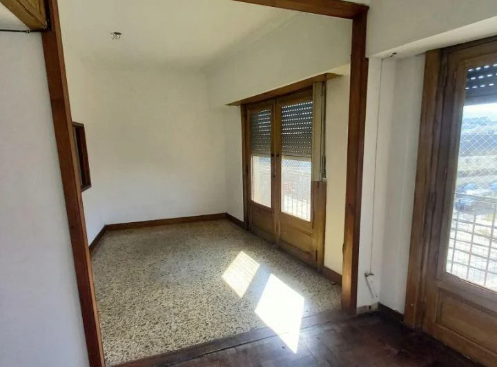 AMPLIO DEPARTAMENTO DE 4 AMBIENTES BALCON EN PISO. MUNRO. EXC. ZONA 5