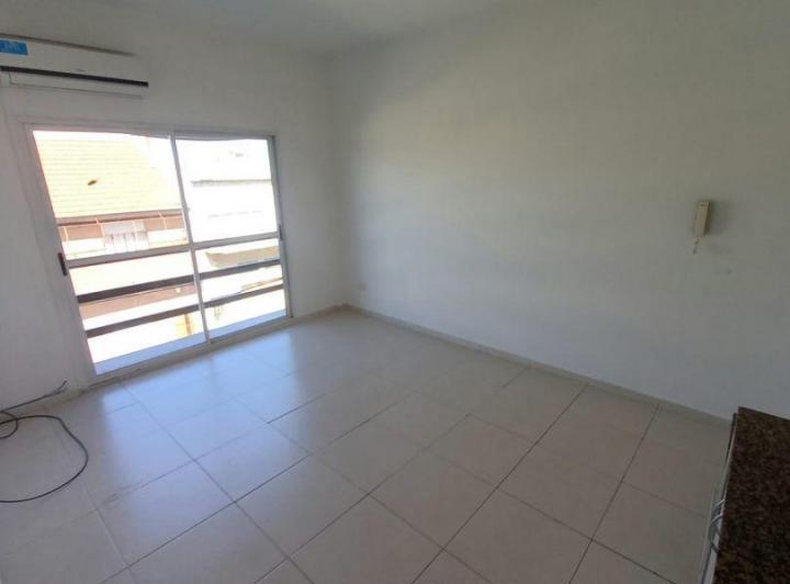 ALQUILER DEPTO 2 AMBIENTES CON COCINA INTEGRADA y BALCON A LA CALLE. PURA LUZ 1