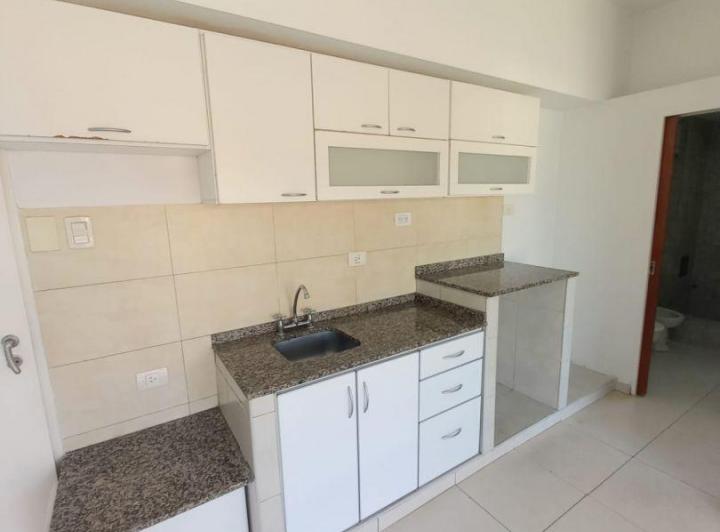 ALQUILER DEPTO 2 AMBIENTES CON COCINA INTEGRADA y BALCON A LA CALLE. PURA LUZ 4