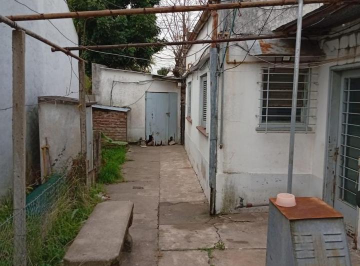 Casa en venta de 4 ambientes, con cochera y amplio fondo/ APTO CRÉDITO 4
