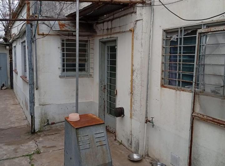 Casa en venta de 4 ambientes, con cochera y amplio fondo/ APTO CRÉDITO 5