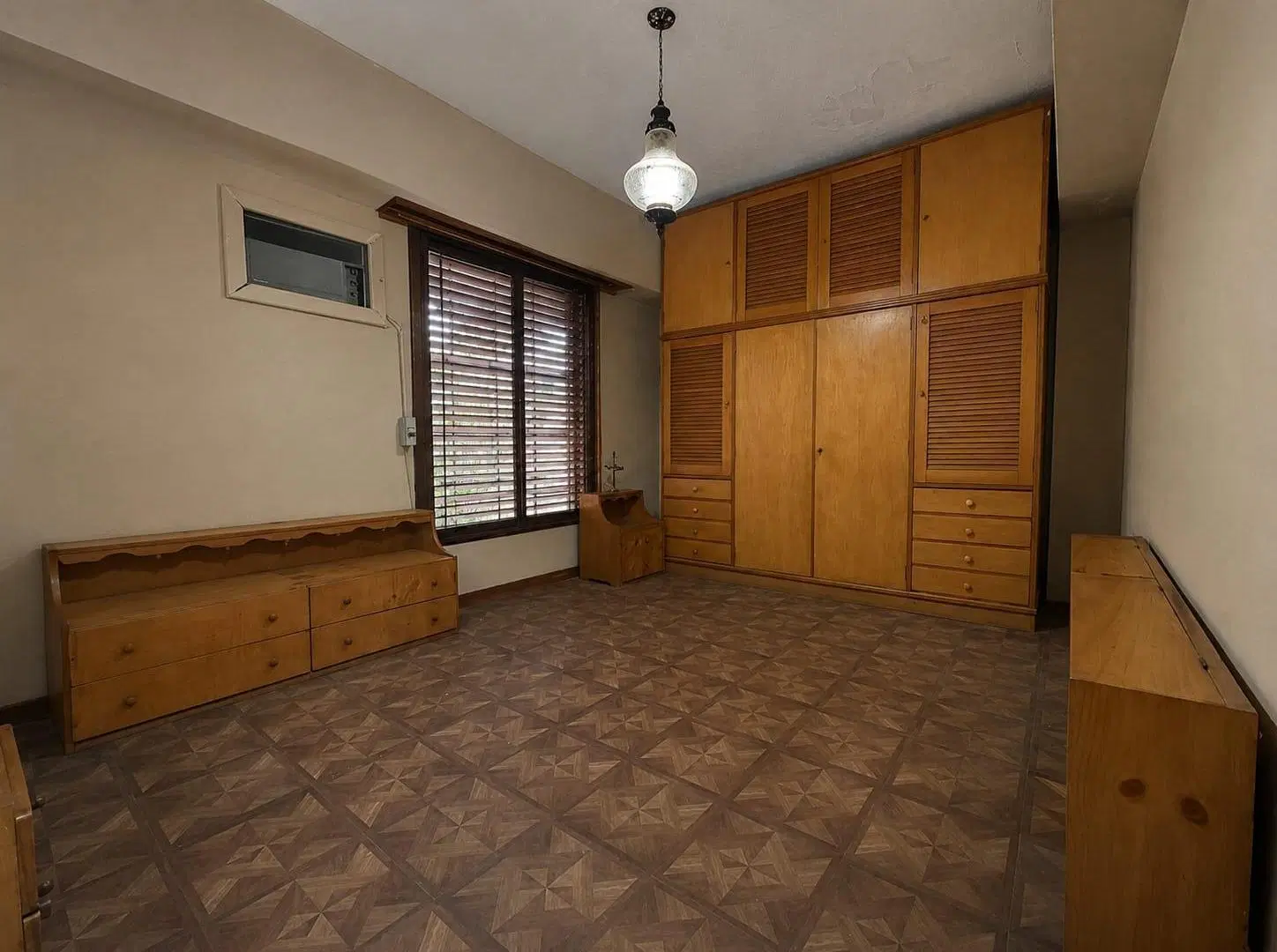 Chalet 5 ambientes en venta IDEAL DOS FAMILIAS |  patio con pileta y cochera en Berazategui 4