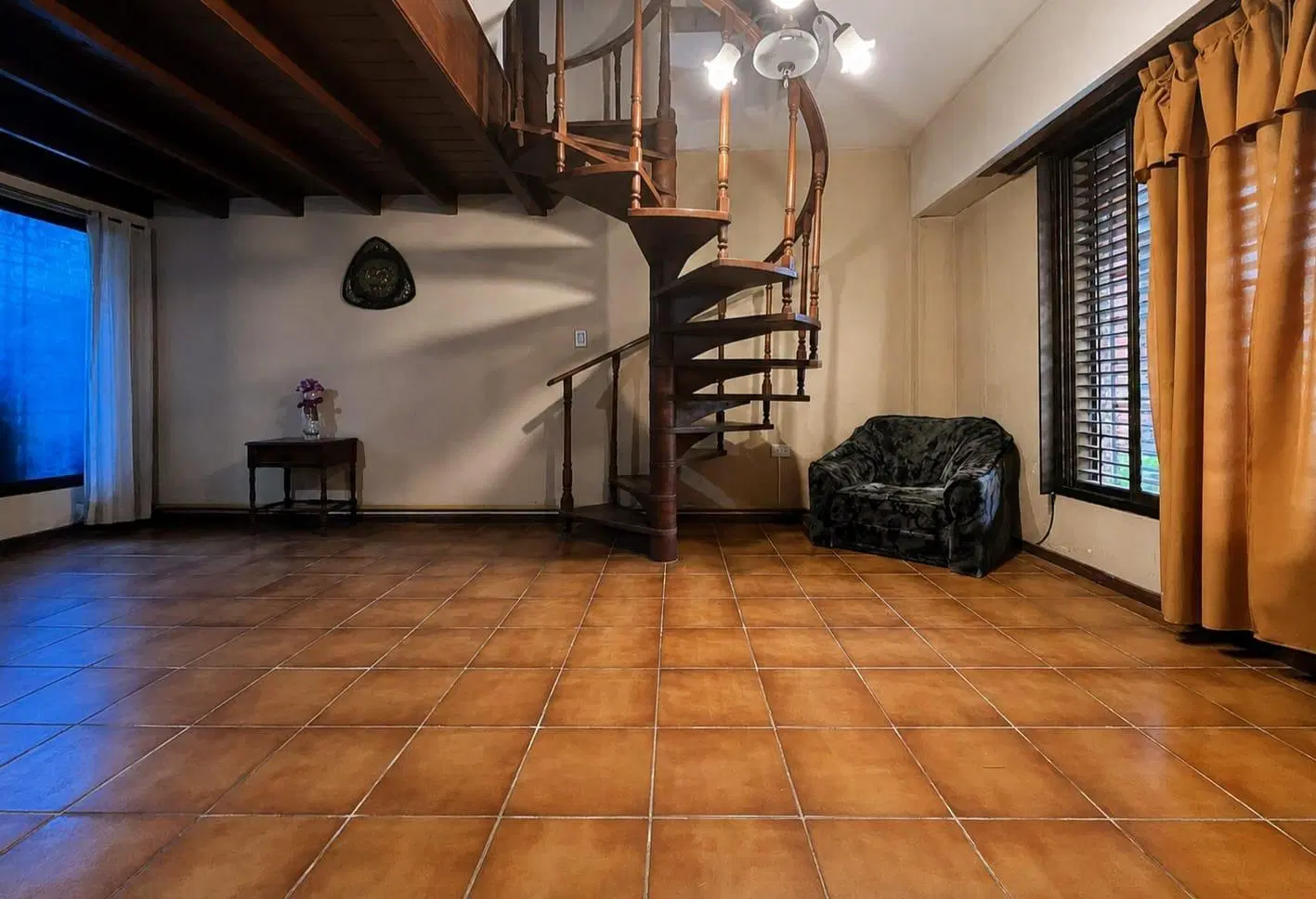 Chalet 5 ambientes en venta IDEAL DOS FAMILIAS |  patio con pileta y cochera en Berazategui 2