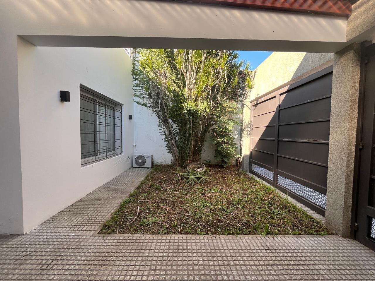 Casa 3 ambientes en venta| COCHERA CUBIERTA| PATIO Y TERRAZA| Villa Domínico