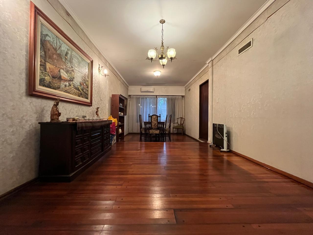 Casa 5 ambiente en venta con fondo, piscina, quincho c/ parrilla y COCHERA en Lanús oeste