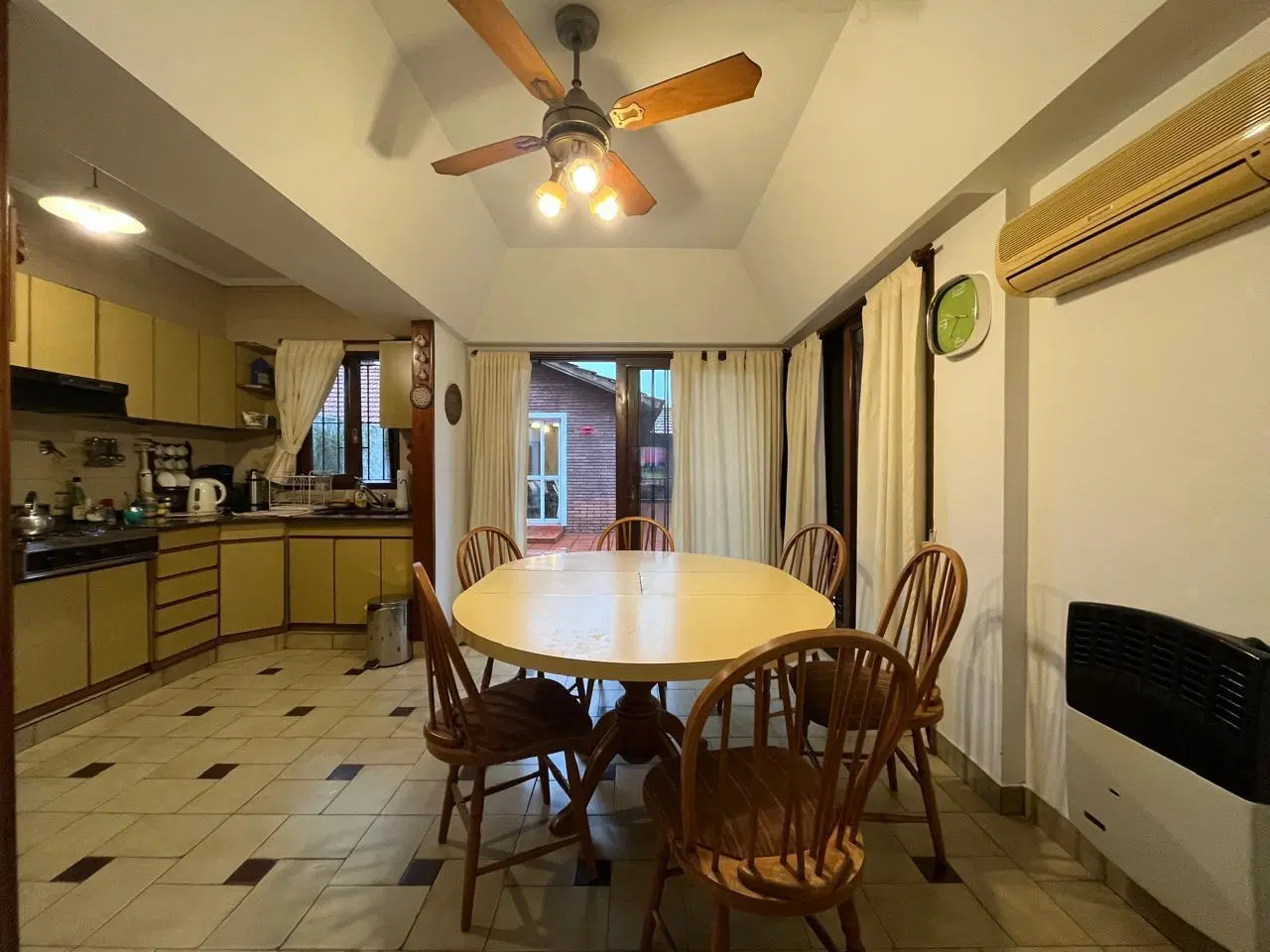 Casa 5 ambiente en venta con fondo, piscina, quincho c/ parrilla  y COCHERA en Lanús oeste 3