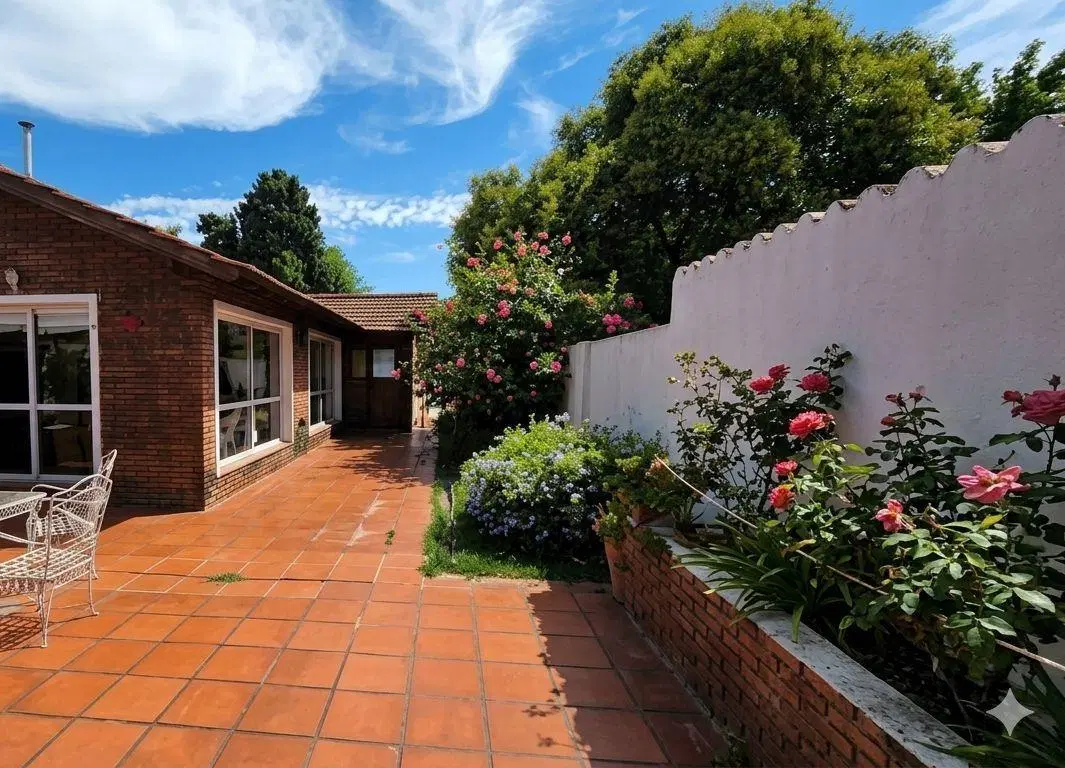 Casa 5 ambiente en venta con fondo, piscina, quincho c/ parrilla  y COCHERA en Lanús oeste 2