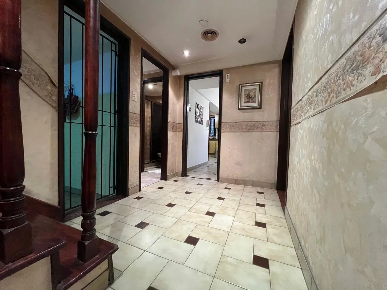 Casa 5 ambiente en venta con fondo, piscina, quincho c/ parrilla  y COCHERA en Lanús oeste 8