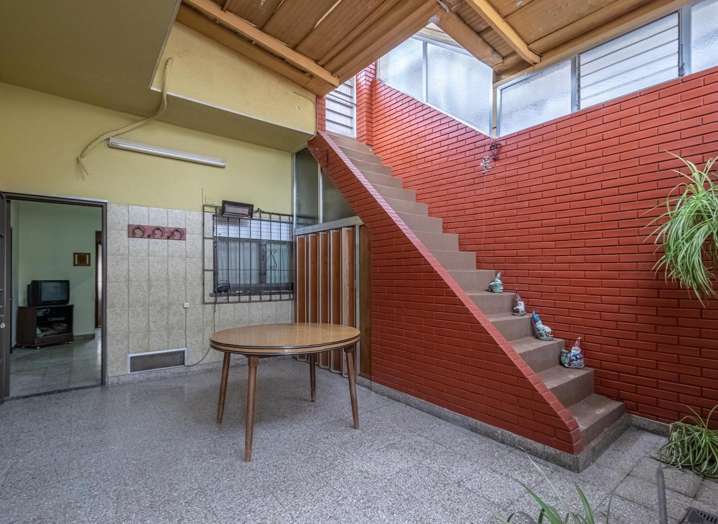 Foto de Casa en venta 3 Ambientes | Quincho, Fondo Libre, Terraza y Cochera |, imagen 2