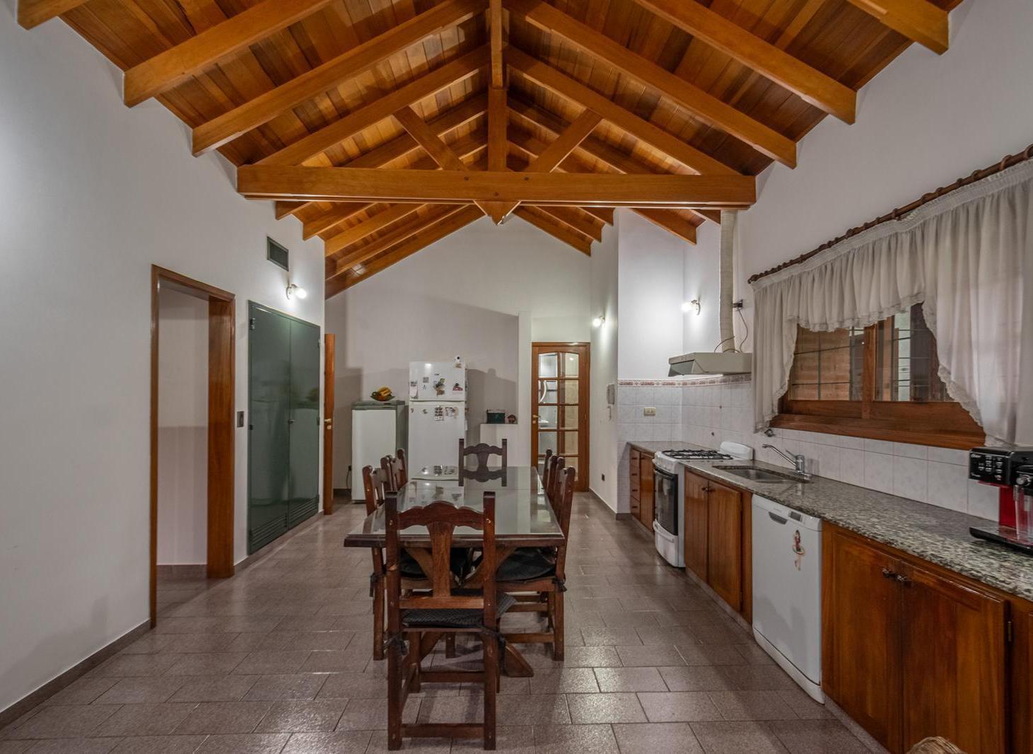 Foto de IMPONENTE Chalet 5 ambientes en venta | LOTE 1982 MTS Y PISCINA – APTO, imagen 1