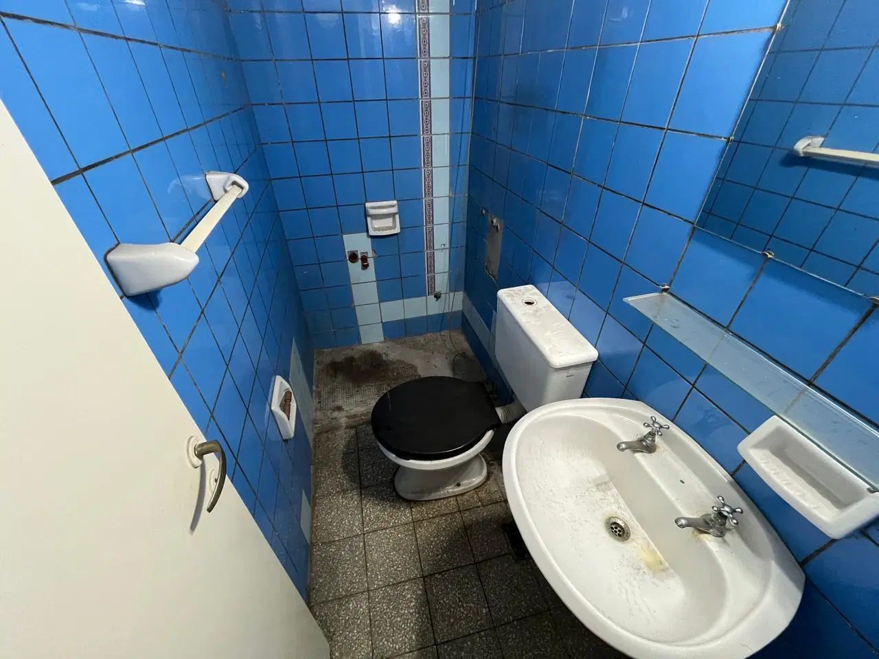 Casa en venta 4 ambientes con jardín al frente, cochera y fondo en Quilmes Oeste 5