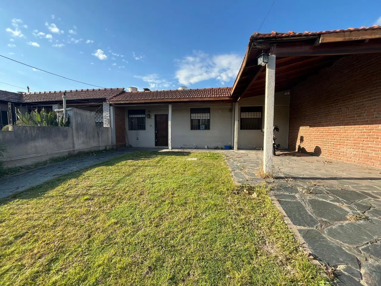 Casa en venta 4 ambientes con jardín al frente, cochera y fondo en Quilmes Oeste 3