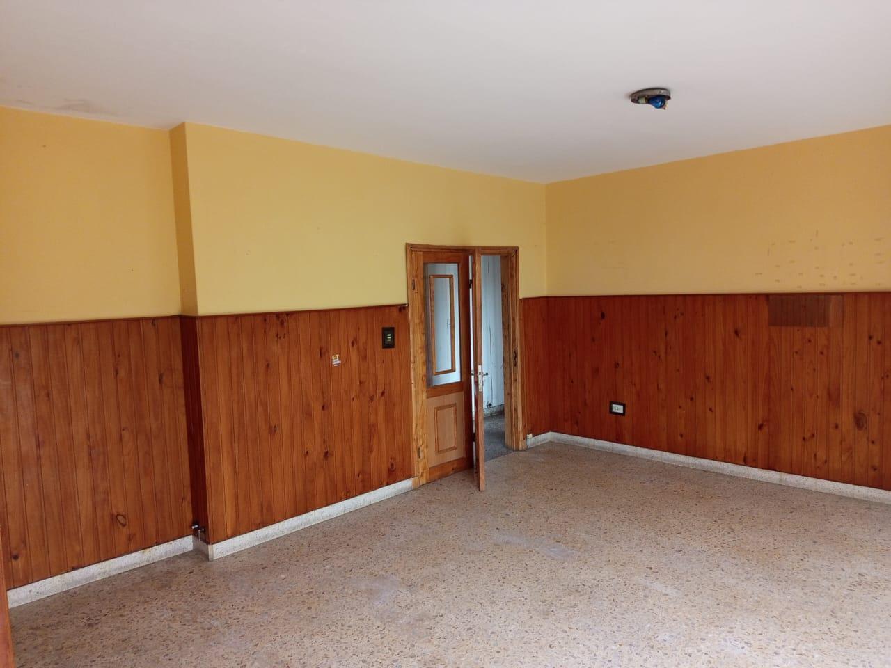 Foto de Casa de 3 ambientes con local, cochera y amplio fondo, imagen 2