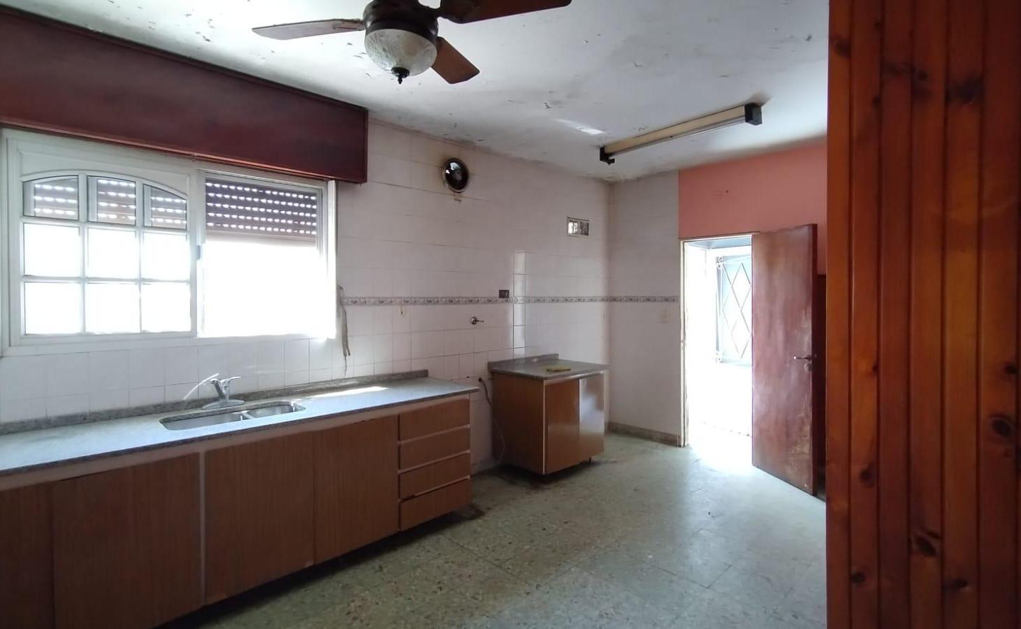 Foto de Casa de 3 ambientes con local, cochera y amplio fondo, imagen 3