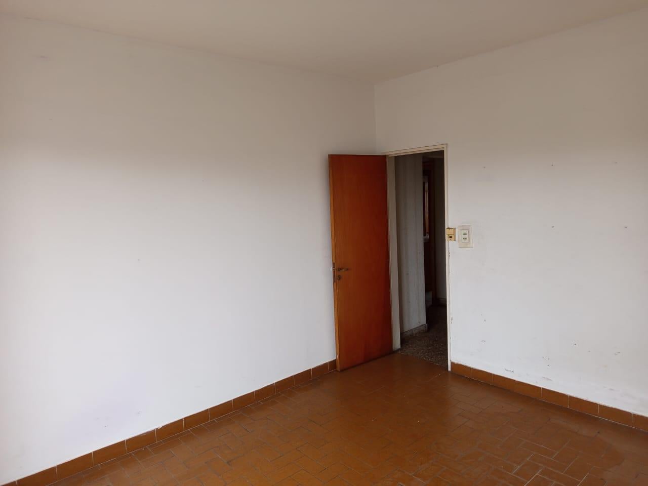 Foto de Casa de 3 ambientes con local, cochera y amplio fondo, imagen 4