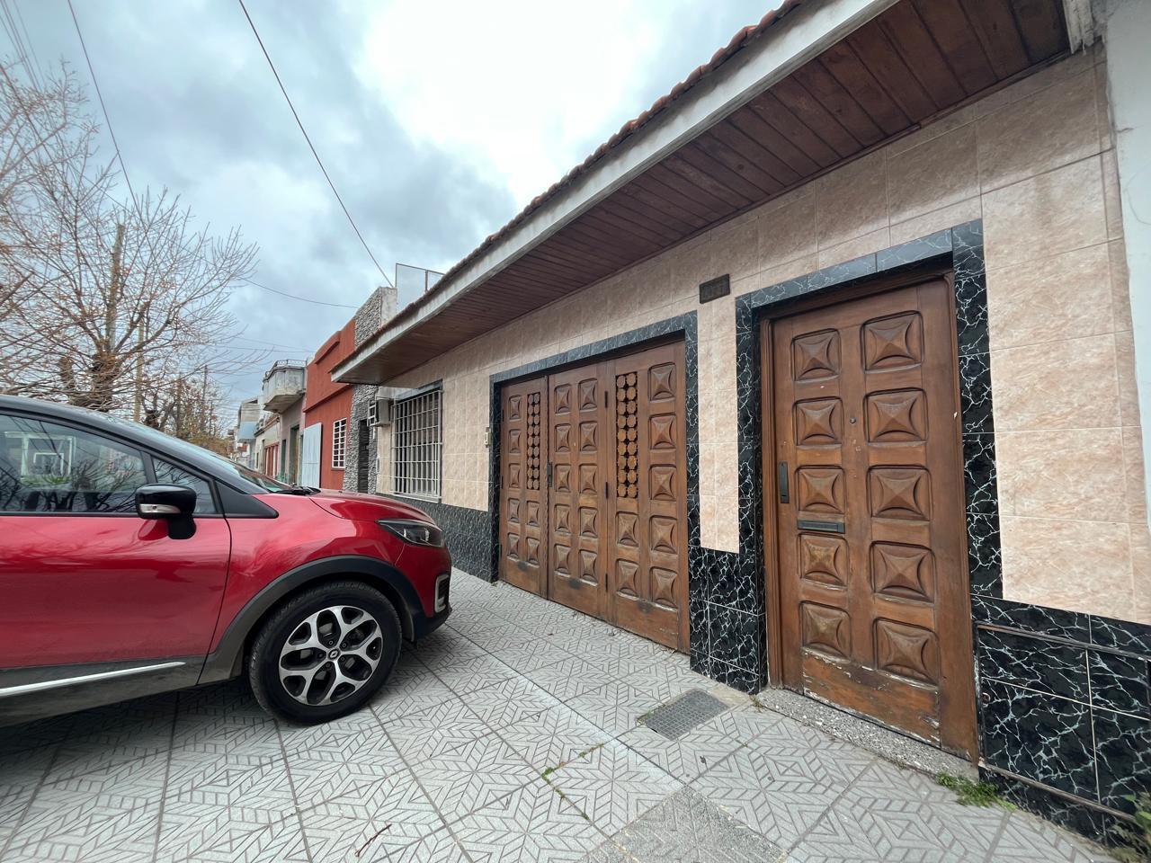 Foto de Casa tres ambientes en venta con doble entrada, garaje, patio con, imagen 1