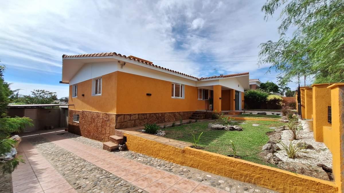 Se Vende Casa Mas Departamento en Tanti 3