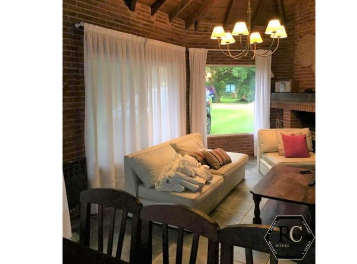 Foto de Casa de 4 dormitorios y 3 baños en alquiler en Cariló a 200 metros de la playa, imagen 2