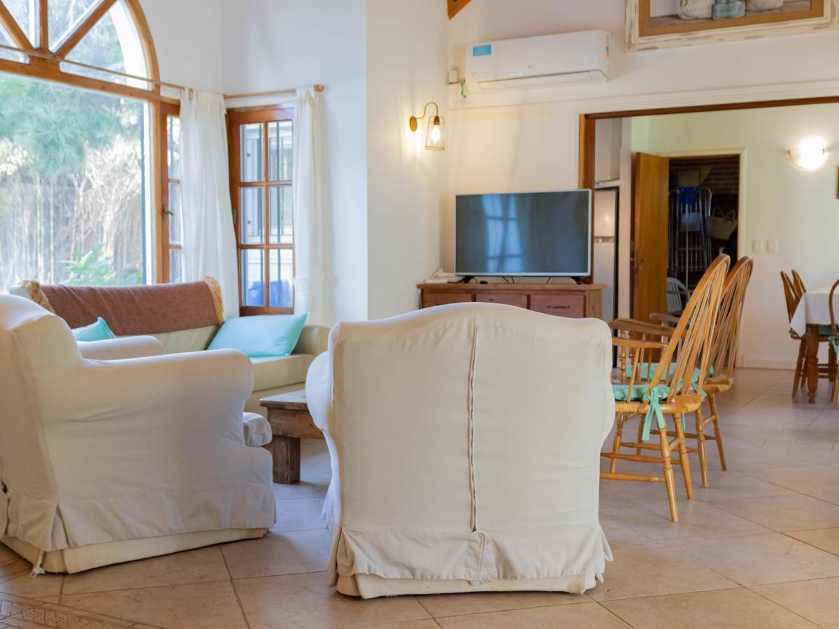 Casa de 3 dormitorios con piscina a una cuadra y media de la playa en venta en Cariló