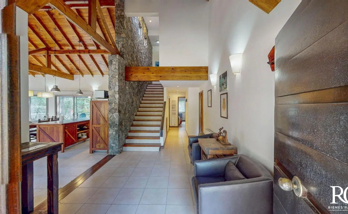 Casa de 4 dormitorios en venta en Cariló a 3 cuadras de la playa y 4 del centro comercial. 2