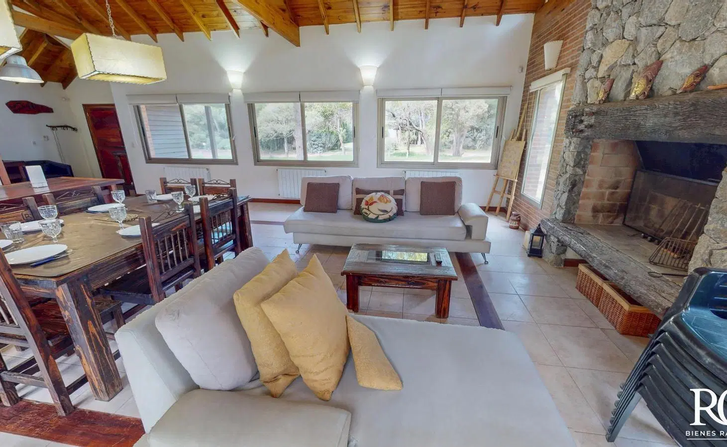Casa de 4 dormitorios en venta en Cariló a 3 cuadras de la playa y 4 del centro comercial. 5
