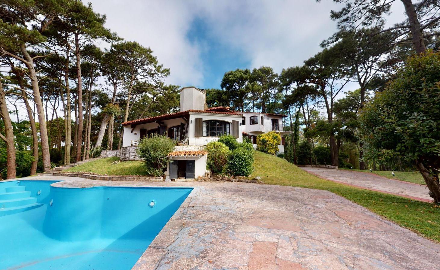 Foto de Hermosa Casona en Altura con pileta en Cariló, imagen 1